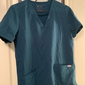 2 pocket scrub top figs